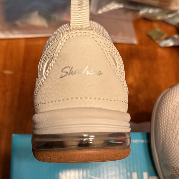 Women’s Sketchers Stretch Fit 8.5 NWT VEGAN Off White with Tan Design - Picture 3 of 9